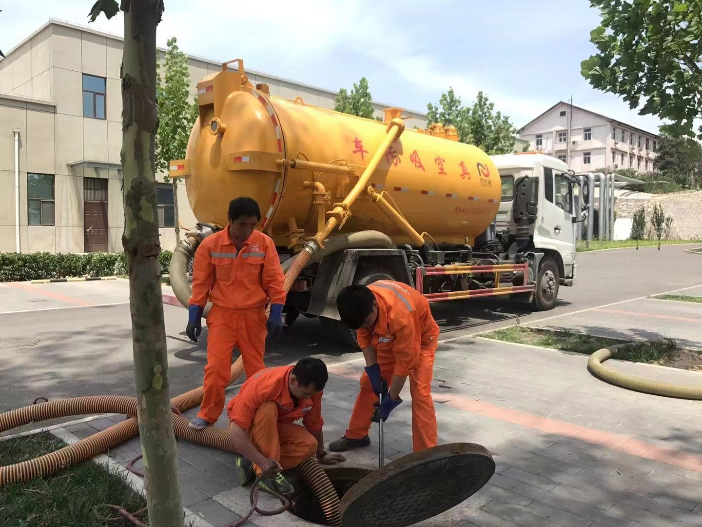 鱼台管道疏通车停在窨井附近