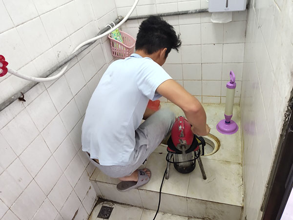 鱼台管道堵塞冒臭气 专业师傅现场解决问题